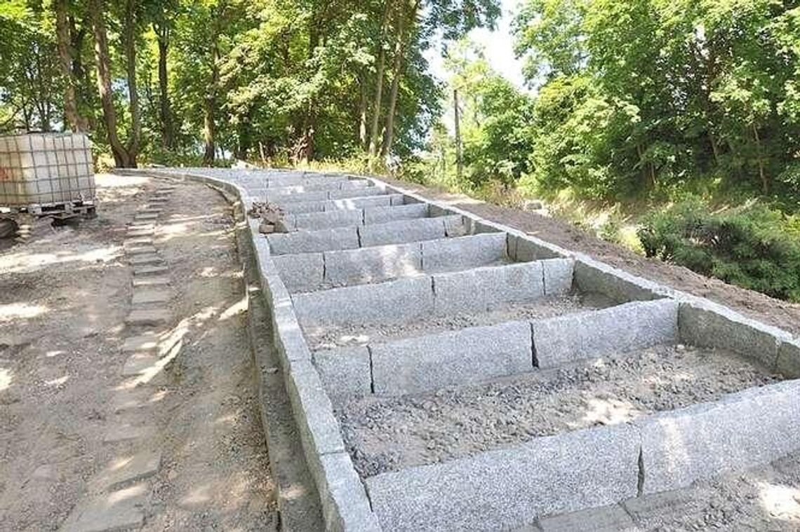 Kończą schody do parku Podzamcze w Łęcznej