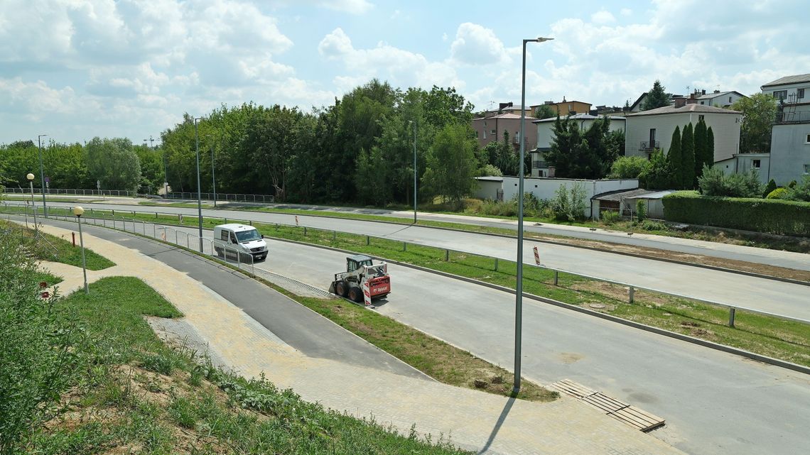 Kończą się prace przy przedłużeniu ul. Węglarza. Jest już nowa nawierzchnia Kończą się prace przy przedłużeniu ul. Węglarza. Jest już nowa nawierzchnia