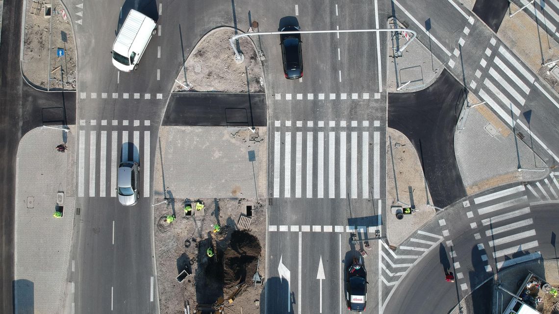 Kończy się budowa nowej drogi łączącej ul. Wrotkowską i Kunickiego. Kiedy otwarcie? [zdjęcia]