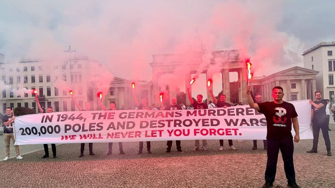 Konfederacja o Powstaniu Warszawskim pod Bramą Brandenburską w Berlinie Konfederacja o Powstaniu Warszawskim pod Bramą Brandenburską w Berlinie