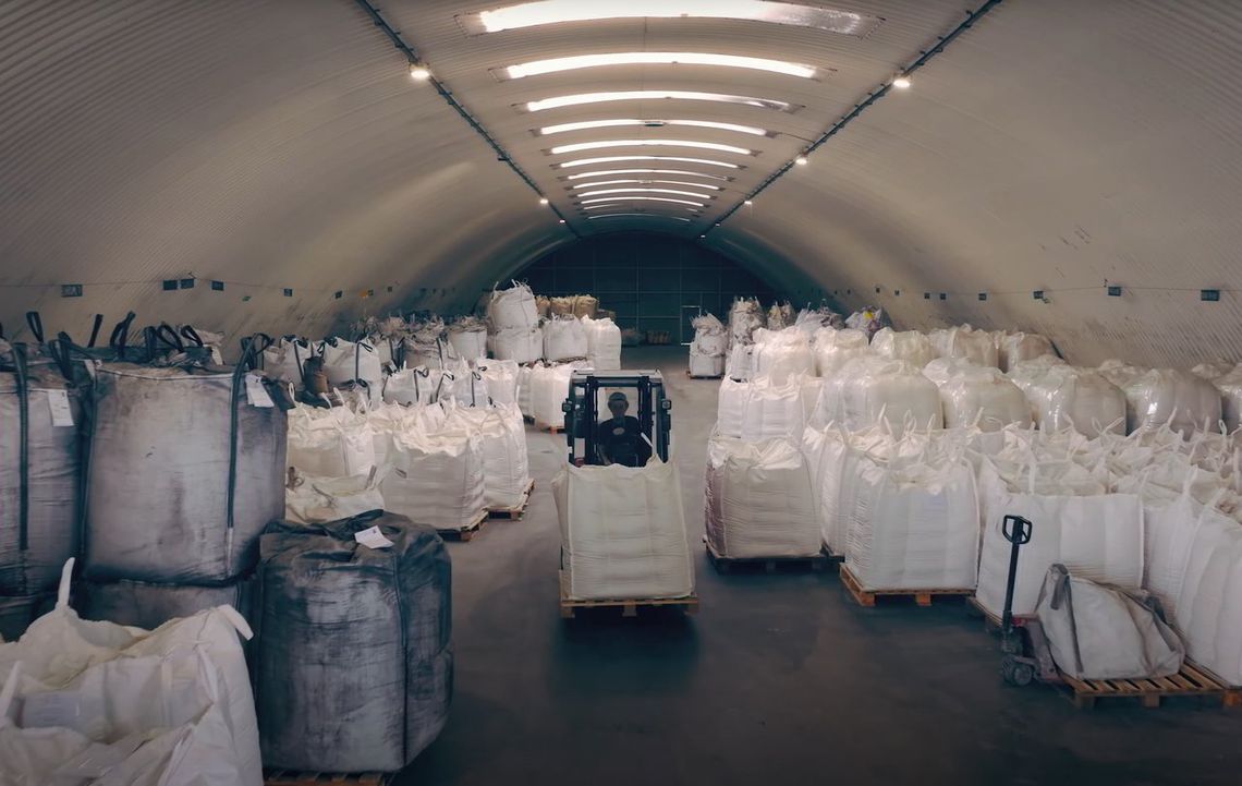 Konfekcjonowanie materiałów sypkich – kiedy firma produkcyjna powinna szukać wsparcia z zewnątrz?