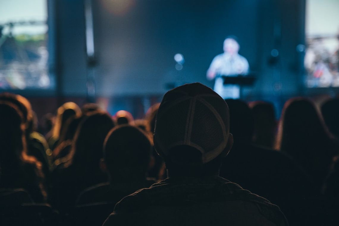 Konferansjer na gali charytatywnej i aukcji – jak łączyć emocje z prowadzeniem licytacji? Konferansjer na gali charytatywnej i aukcji – jak łączyć emocje z prowadzeniem licytacji?