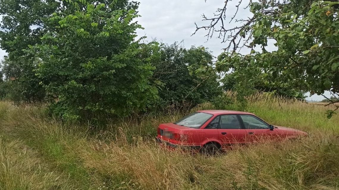 Konflikt w trakcie rozwodu. Mąż schował samochód żony w krzakach