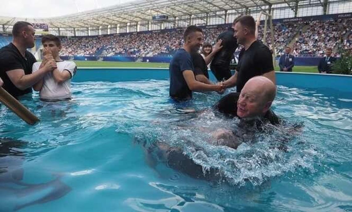 Kongres Świadków Jehowy w Lublinie. Chrzest na stadionie (zdjęcia)