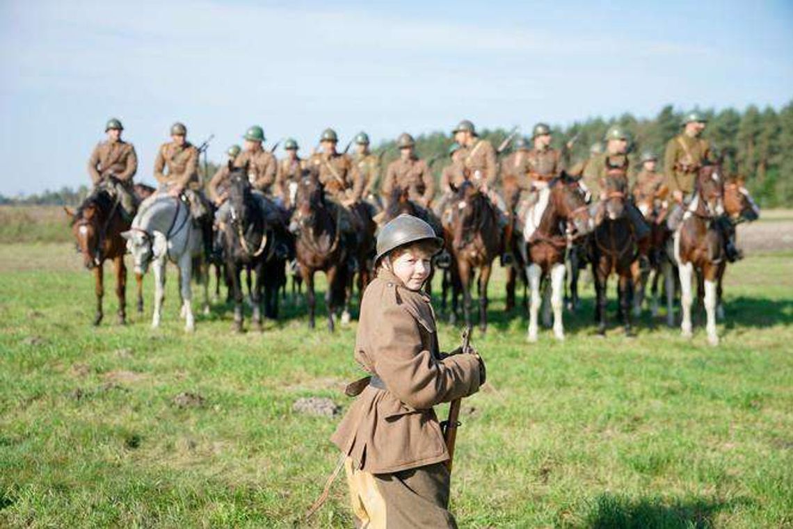 Konie, kawalerzyści i wybuchy. Sfilmują bitwę o Wolę Gułowską [zdjęcia]