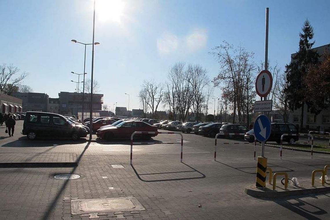 Koniec darmowego parkowania. Sklepy wprowadzają opłaty
