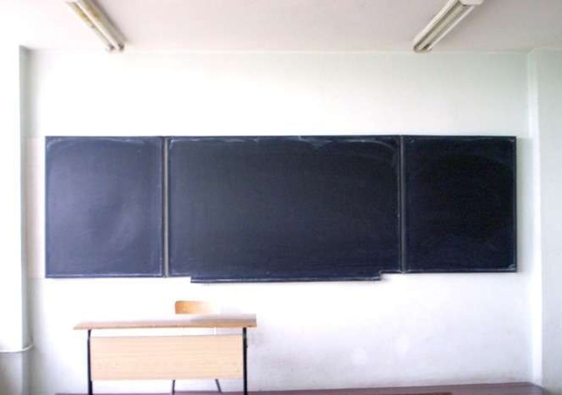 Koniec godzin karcianych? Skończą się bezpłatne zajęcia dodatkowe w szkołach