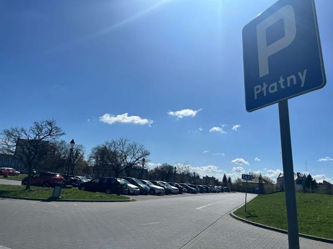 Koniec parkowania „na uśmiech”. Zamość uzbraja strefę w nowe parkomaty Płatne parkowanie Zamość