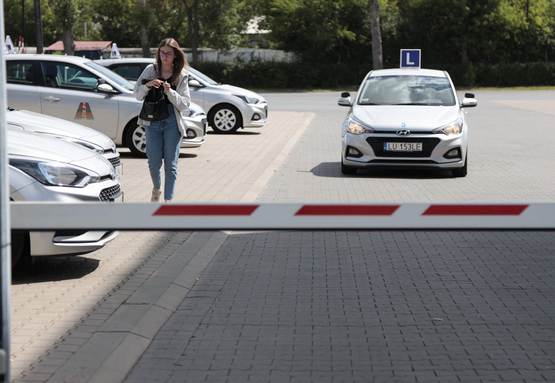 Zmniejszenie nawet o połowę liczby pytań na egzaminie teoretycznym na prawo jazdy i całkowitą rezygnację z egzaminu na placu manewrowym zapowiedziało w poniedziałek Ministerstwo Infrastruktury. Resort chce, aby regulacja zmieniająca system egzaminowania weszła w życie jeszcze w tym roku.