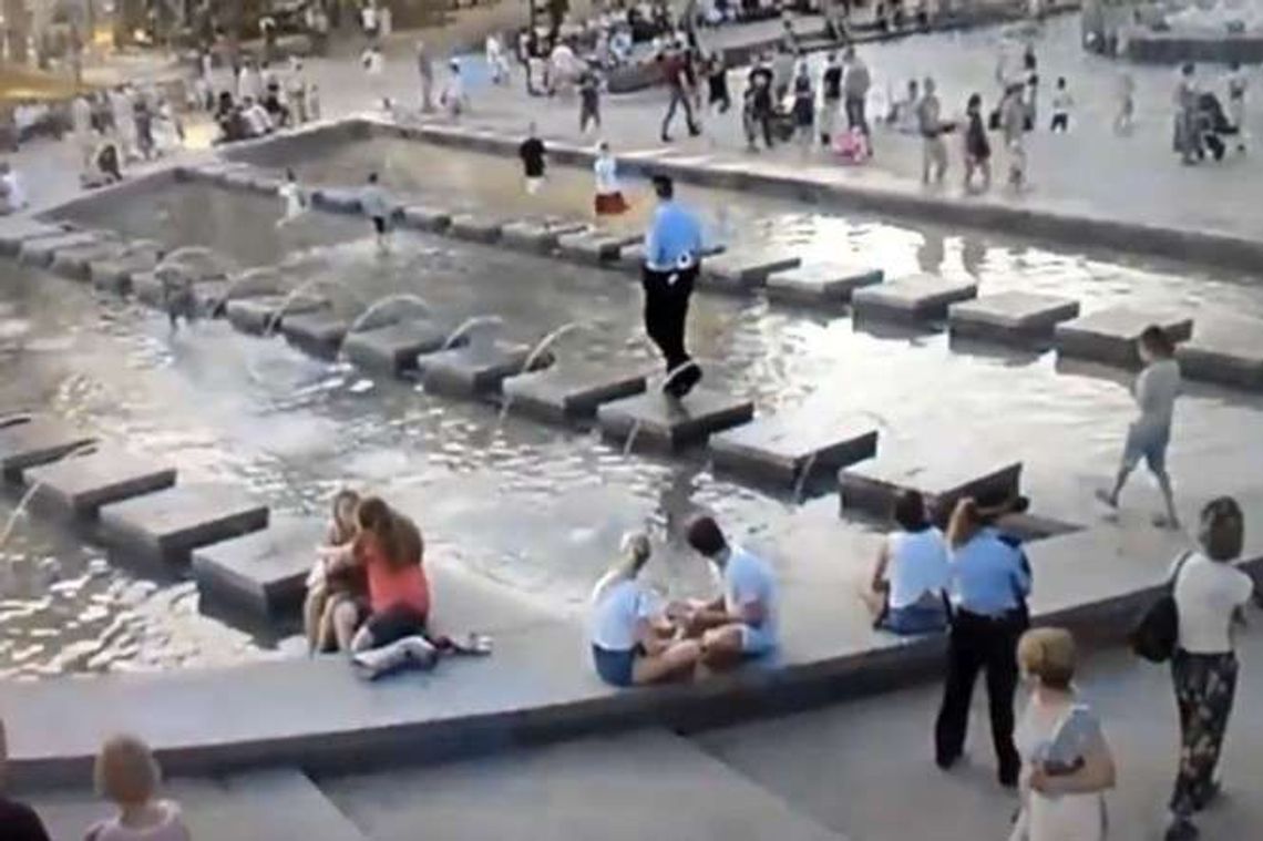 Koniec pływania w fontannie na pl. Litewskim. Straż Miejska interweniuje (wideo) Koniec pływania w fontannie na pl. Litewskim. Straż Miejska interweniuje (wideo)