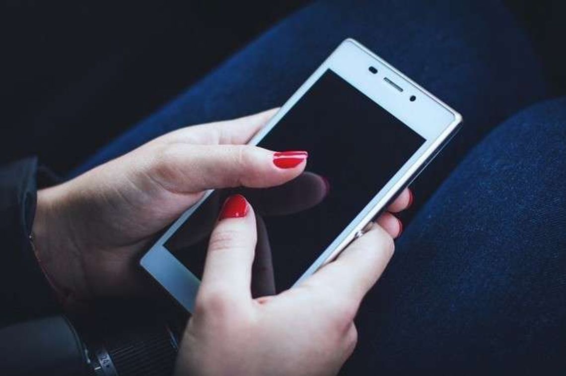 Koniec roamingu w Unii Europejskiej. Tańszy będzie też internet za granicą