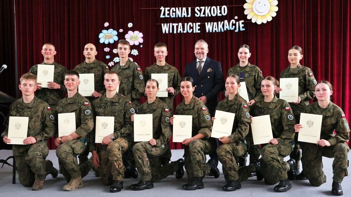 Koniec roku szkolnego w mundurach. Rozdanie świadectw w XIV LO w Lublinie