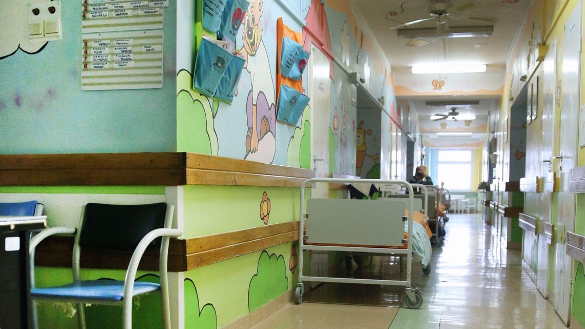 Koniec spania na podłodze przy chorym dziecku? Rodzice nie będą płacić za łóżko i jedzenie