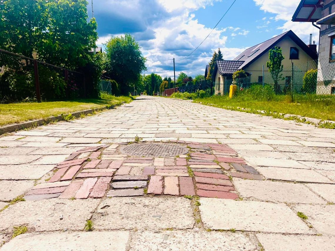 Koniec z krzywymi płytami. Ulica Mokra w Zamościu doczeka się gładkiego asfaltu Ulica Mokra Zamość