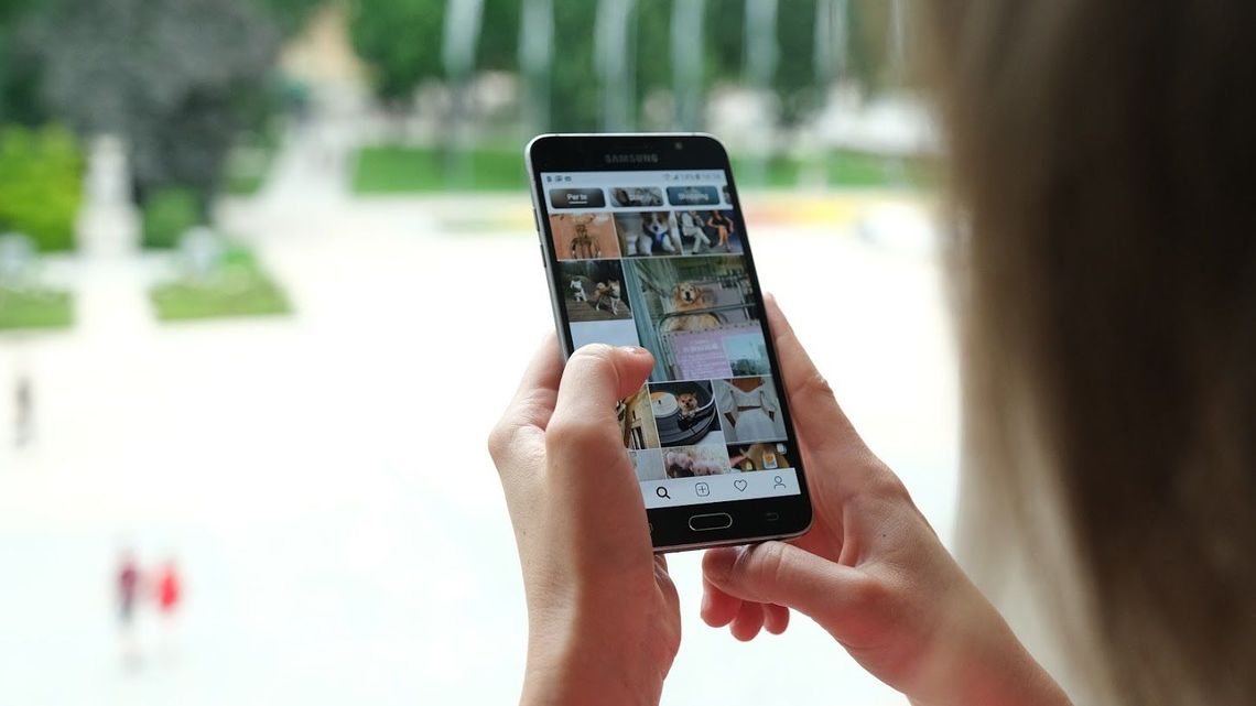 Koniec z gadaniem przez „komórę” na przejściu dla pieszych. Zmiany w przepisach