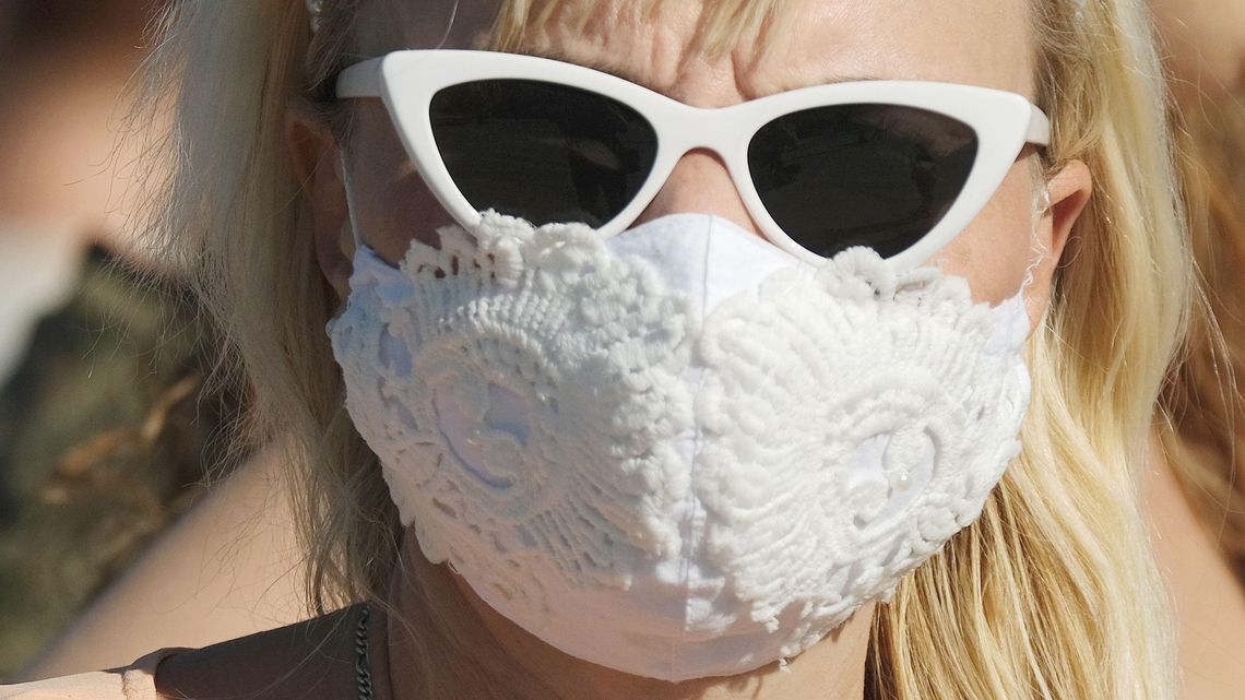 Koniec z noszeniem maseczek, jakie się chce. Dziś rząd wskaże właściwe