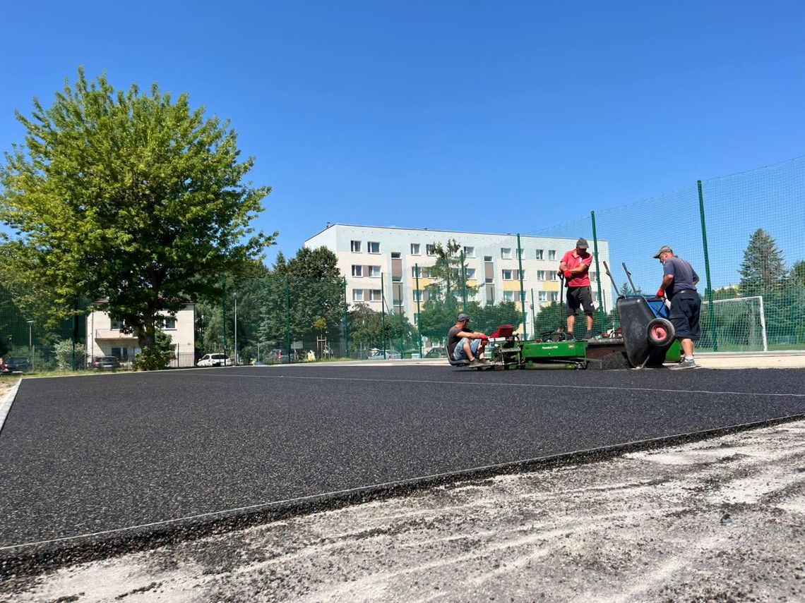Koniec z obdartymi kolanami. Nowoczesne boisko przy zamojskiej „Trójce” już na finiszu Boisko Zamość SP3