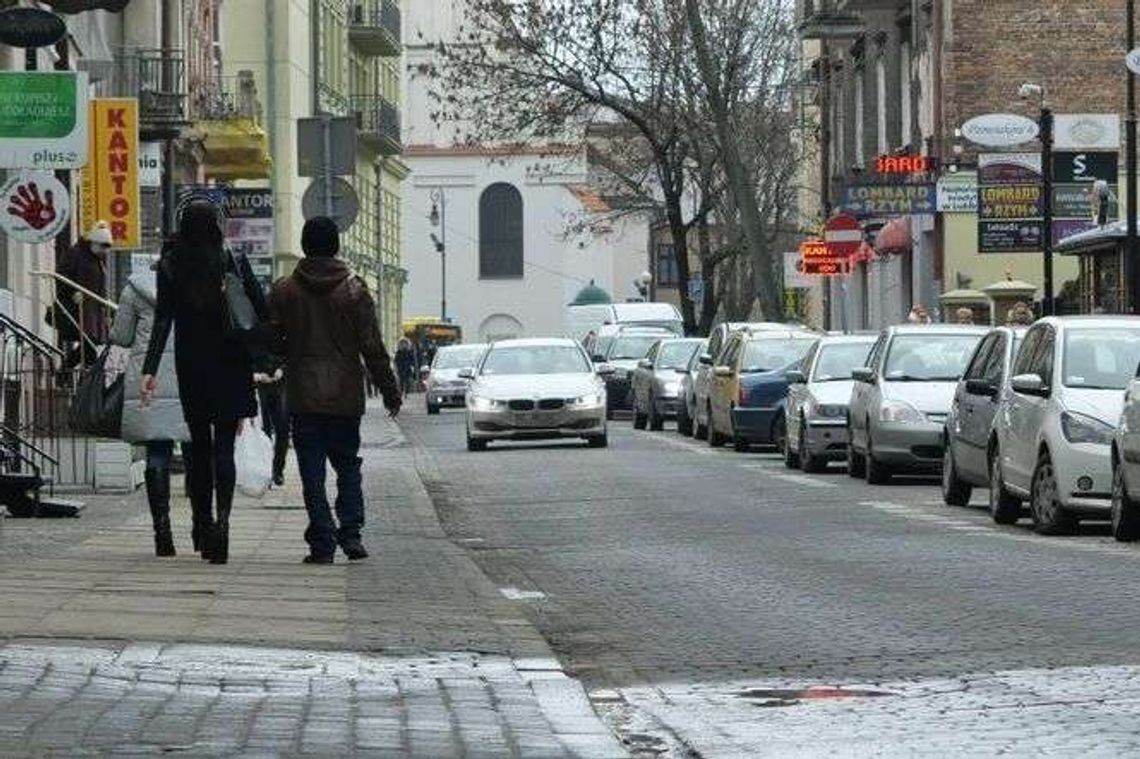 Koniec z parkowaniem na chodniku. Miasto szykuje "blokady"