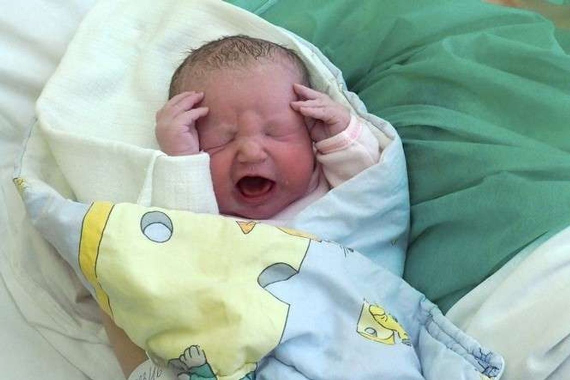 Koniec z rodzeniem po ludzku. Ministerstwo zmienia przepisy. Tysiące kobiet protestują