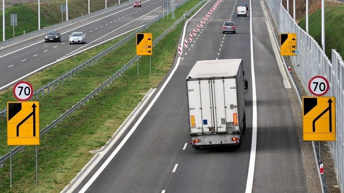 Koniec z samozwańczymi „szeryfami” na drogach? „Jazda na suwak” ma być obowiązkowa