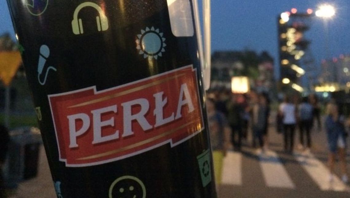 Koniec ze śmieceniem plastikiem. Perła wprowadza wielorazowe kubki na piwo na festiwalu Kazimiernikejszyn