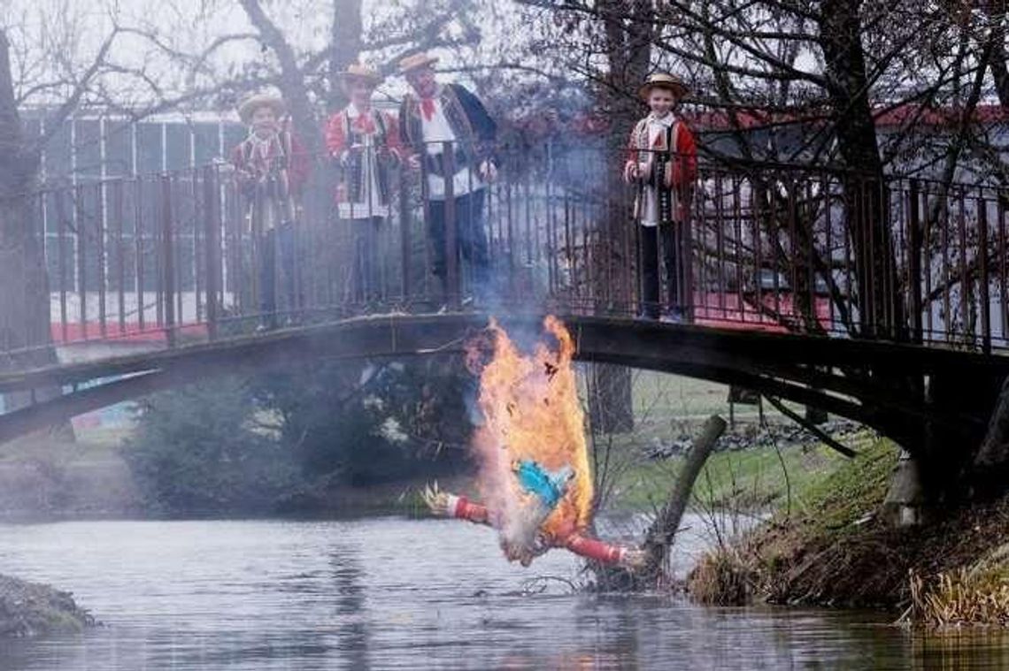 Koniec zimy, początek wiosny. Dzieci utopiły marzannę
