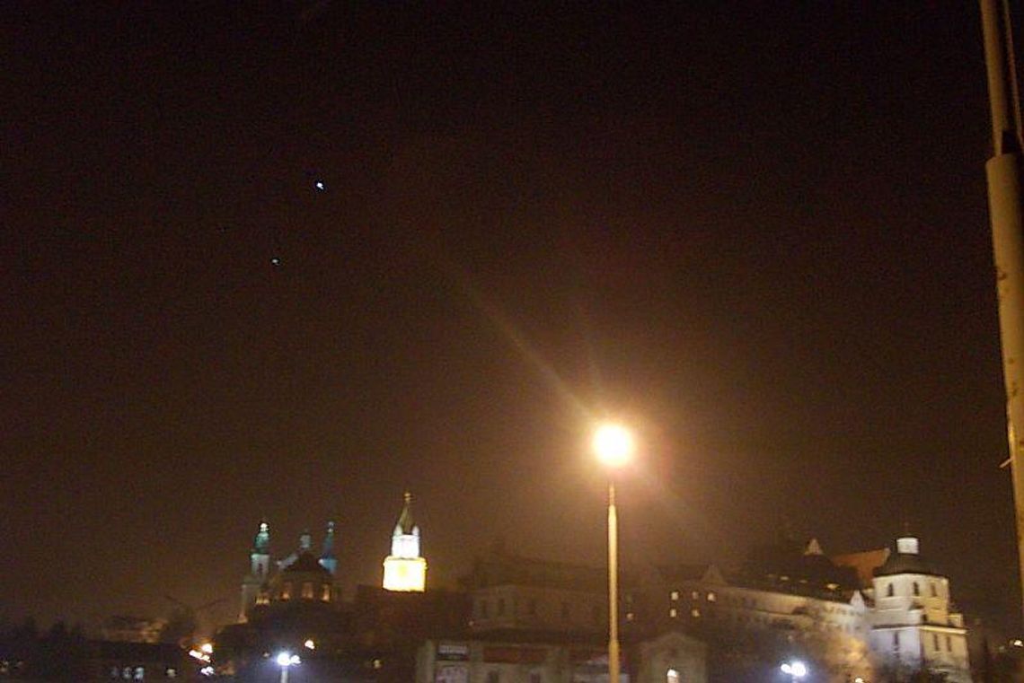 Koniunkcja Jowisza i Wenus na tle Lublina (zdjęcia od Czytelnika) Koniunkcja Jowisza i Wenus na tle Lublina (zdjęcia od Czytelnika)