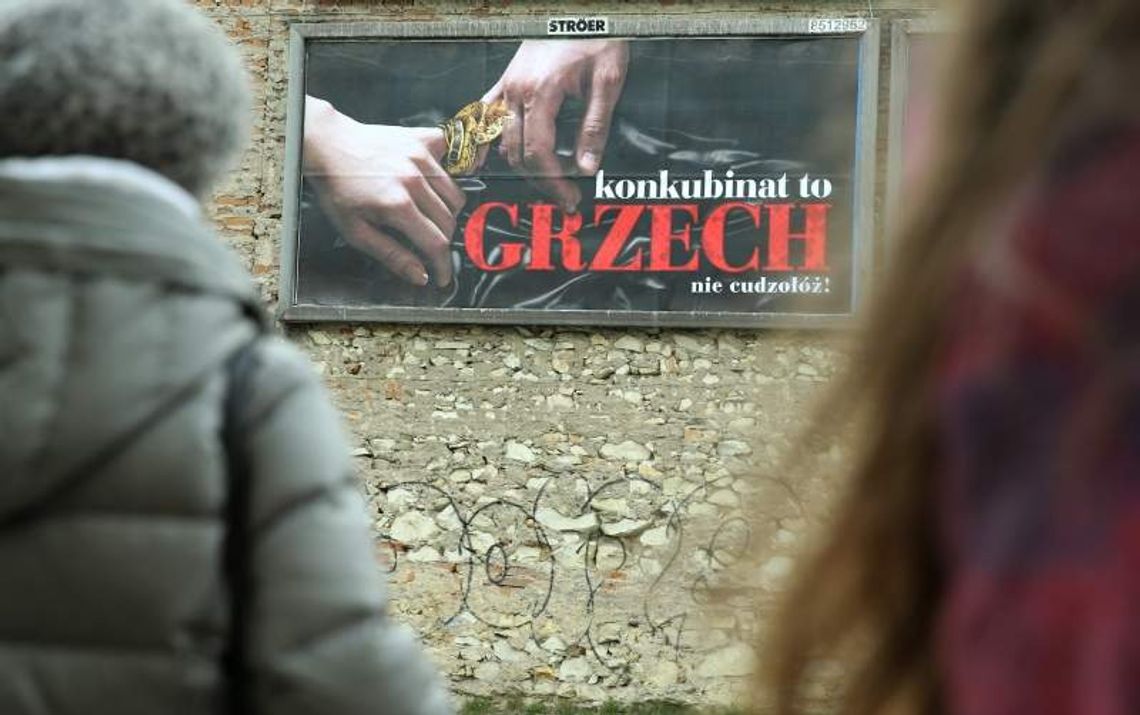 "Konkubinat to grzech - nie cudzołóż". Billboardy w Lublinie