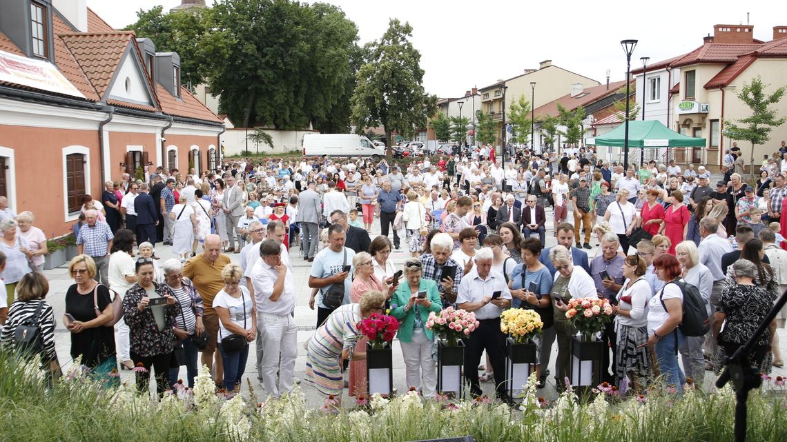 Końskowola bawi się na Święcie Róż. Polonez i wystawa Końskowola bawi się na Święcie Róż. Polonez i wystawa