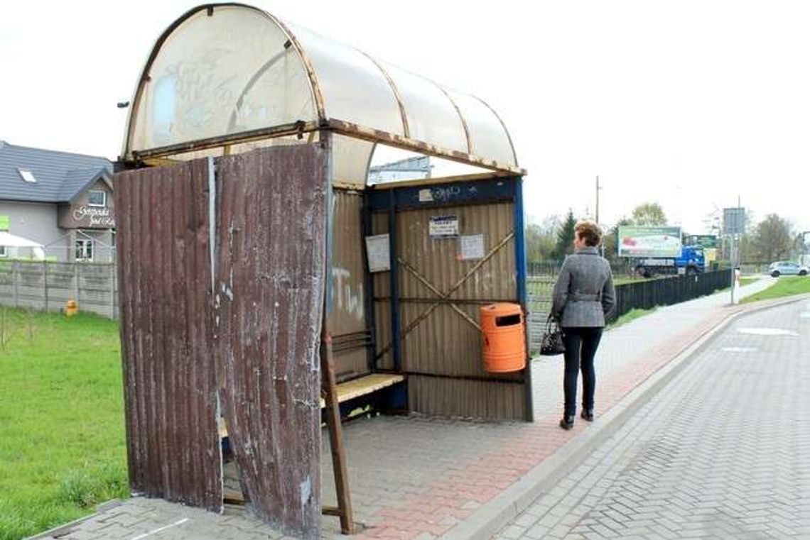 Końskowola: Mają wymienić dziurawe wiaty przystankowe Końskowola: Mają wymienić dziurawe wiaty przystankowe