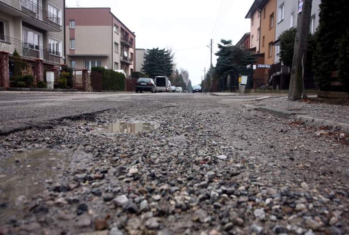 Konstantynów: Ciężarówki zniszczyły drogi. Miasto chce wymusić naprawy