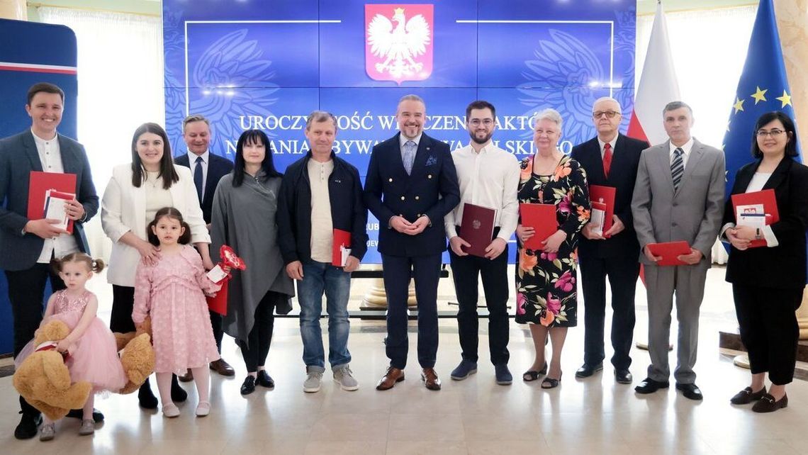 Konstytucja, flagi i maskotki. Polska ma 11 nowych obywateli