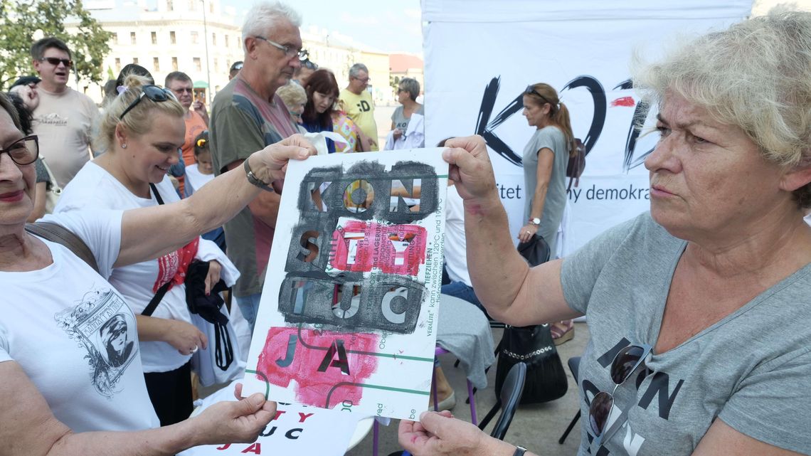 KONSTYTUCJA na koszulkach i torbach. Akcja KOD-u w Lublinie [zdjęcia]