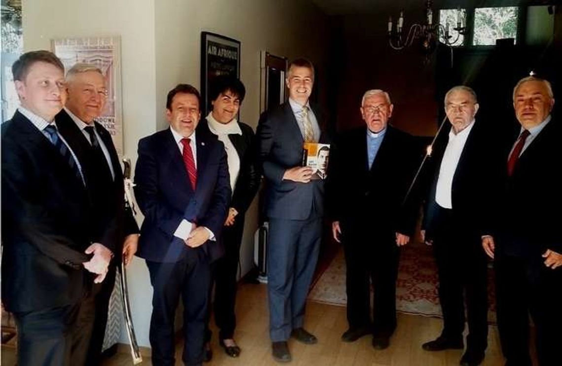 Konsul generalny USA w Krakowie uroczyście podjął najbliższych Jana Karskiego 