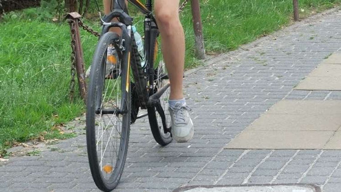 Kontrola młodego rowerzysty na Krakowskim Przedmieściu w Lublinie. Miał dużo na sumieniu