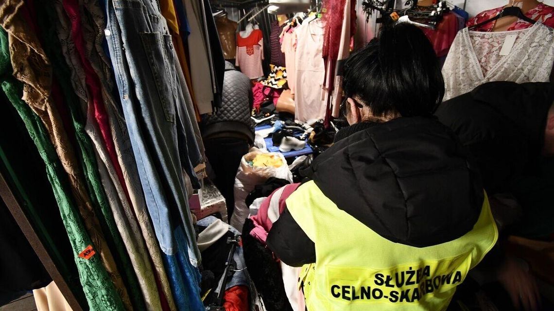 Kontrola na bazarze. Tysiące podróbek i wysokie kary Kontrola na bazarze. Tysiące podróbek i wysokie kary