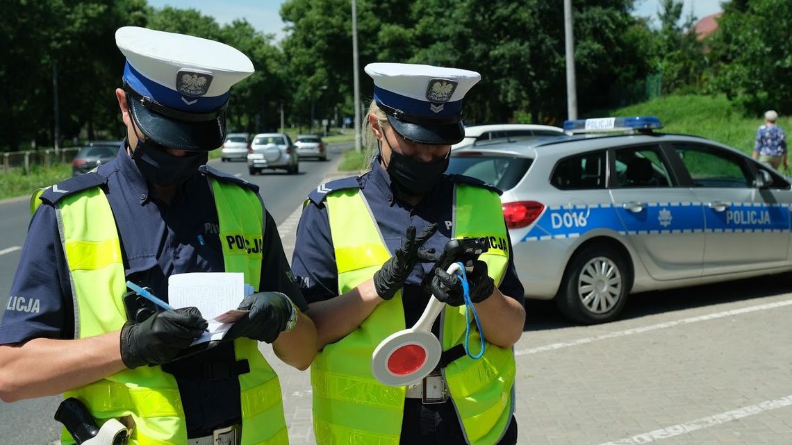 Kontrole policji w busach i kary za brak maseczki. Rzecznik Praw Obywatelskich: Nie ma podstaw do karania
