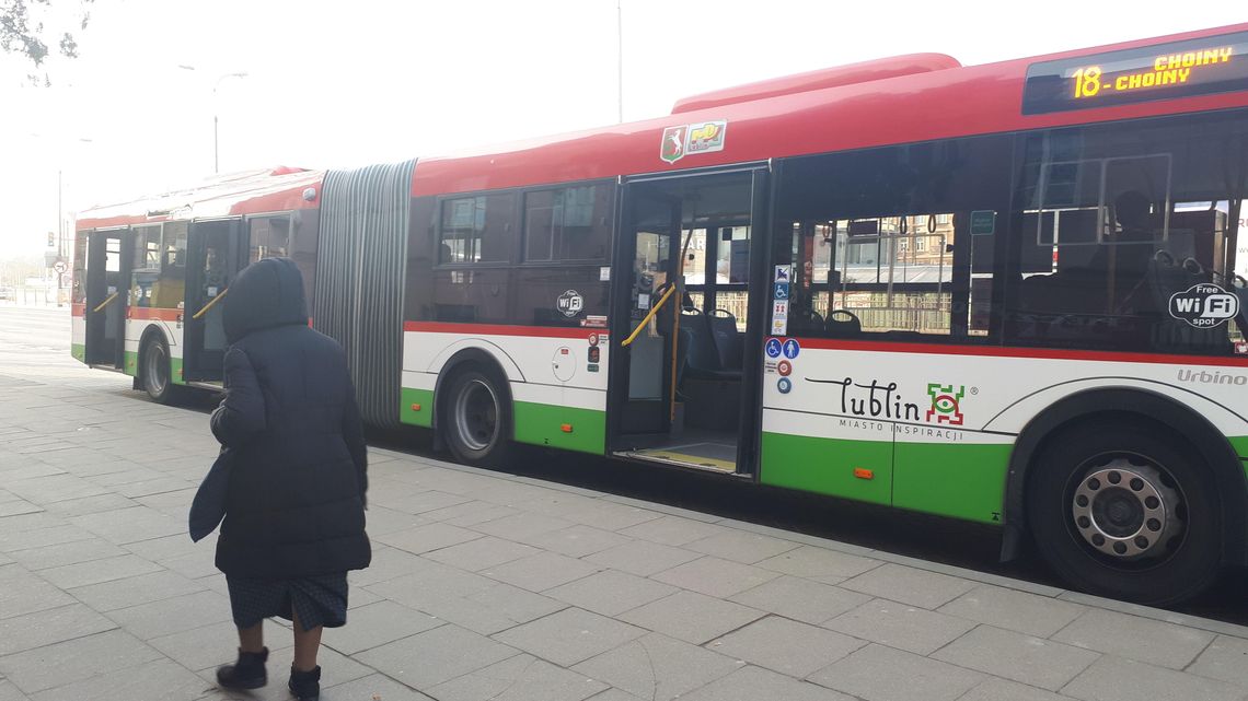 Kontrolerzy liczyli pasażerów na przystankach. "W ogóle nie powinniśmy wychodzić"