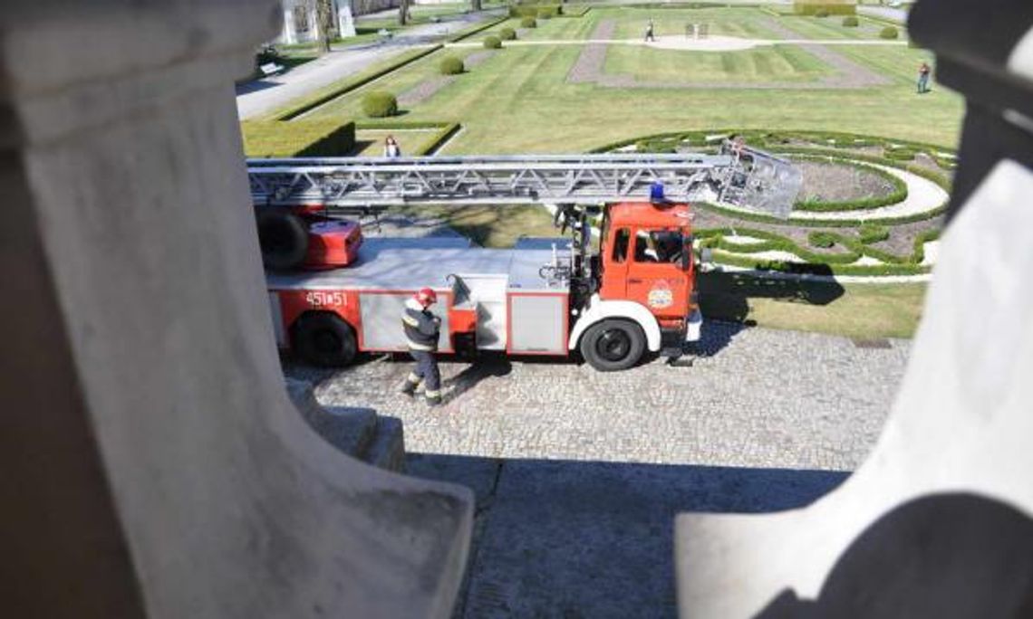 Kontrolowany pożar w Muzeum Zamoyskich w Kozłówce