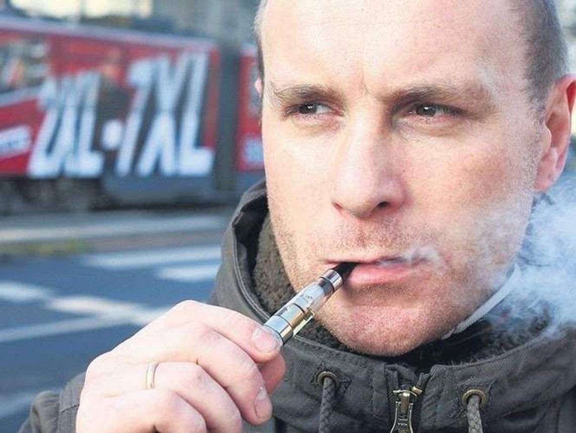Kontrowersje wokół e-papierosa. Wprowadzić zakaz palenia w komunikacji miejskiej?