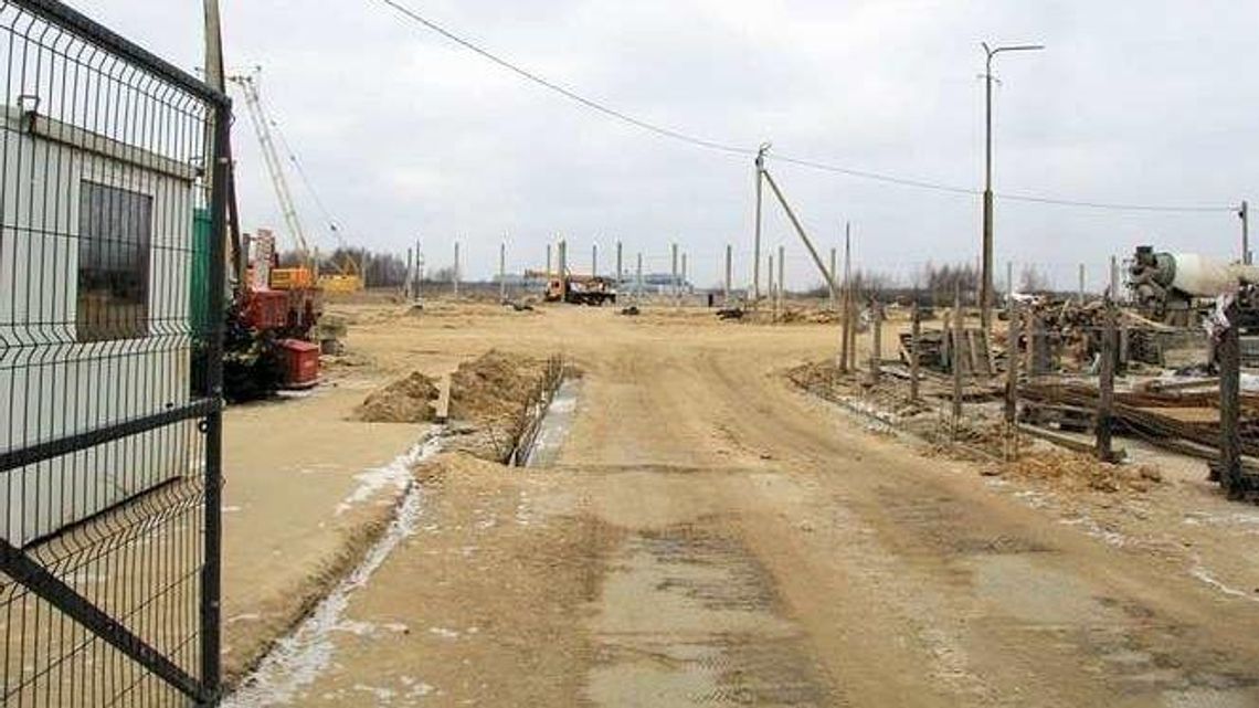 Kontrowersyjna fabryka przy granicy z Polską powstała, ale nie działa