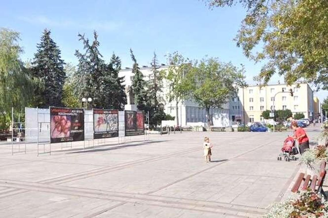 Kontrowersyjna wystawa w centrum Świdnika. "Mój syn nie może wejść na główny plac miasta"