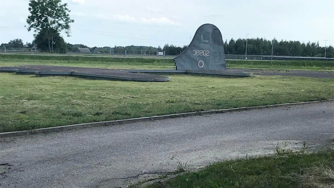 Kontrowersyjny napis na pomniku. Sprawca nadal poszukiwany 