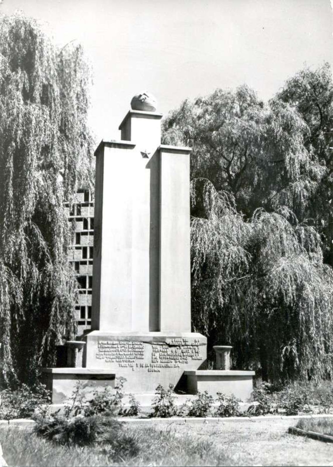 Kontrowersyjny pomnik w centrum Puław. Jaka jest jego historia?