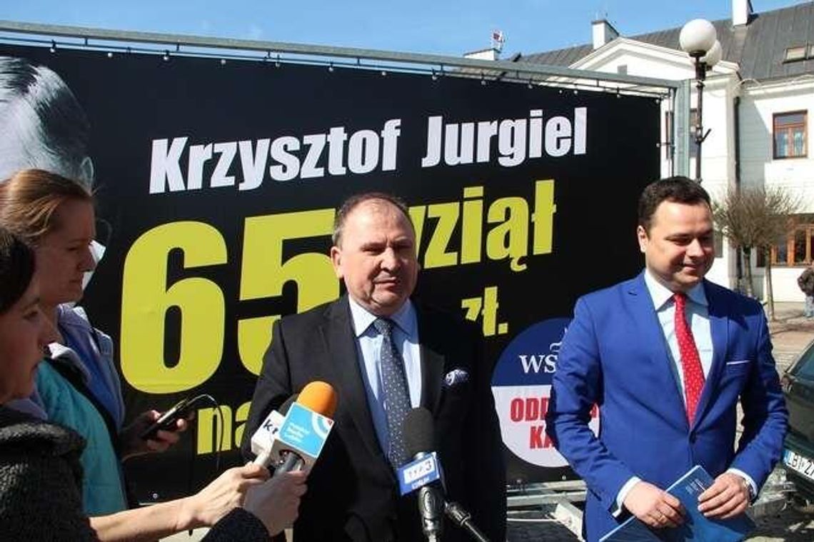 "Konwój wstydu" przed urzędem miasta. "Krzystof Jurgiel wziął 65 tys. zł nagrody!"