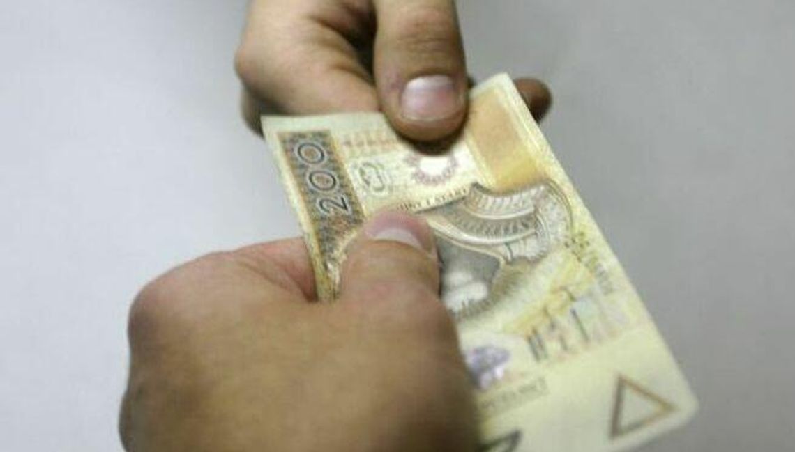 Kopał i wyzywał policjantów. Potem chciał płacić żeby go puścili