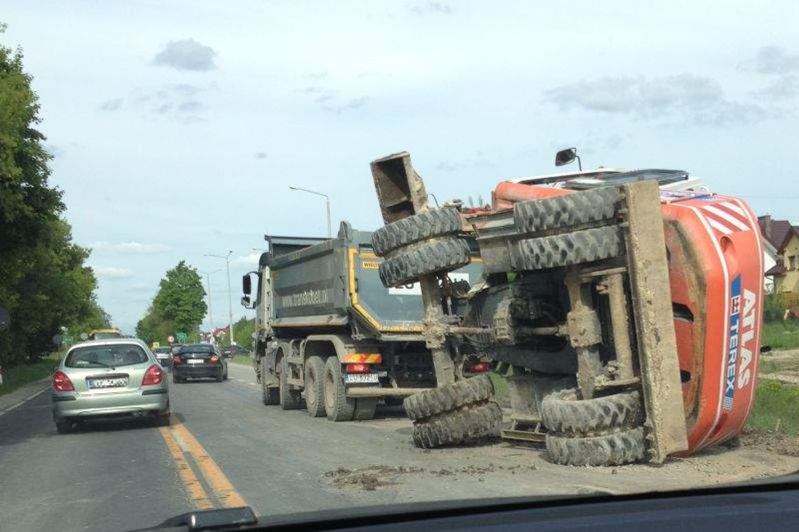 Koparka wywróciła się na drogę. Korki w rejonie os. Borek