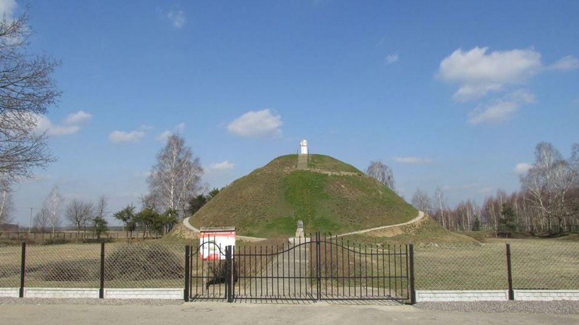Kopiec Sienkiewicza ma nowe ogrodzenie. Złodzieje nadal poszukiwani 
