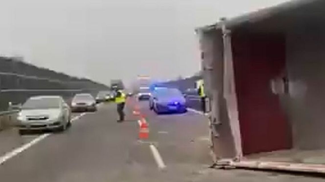 Korek na 10 km na wjeździe do Lublina. Przewróciła się ciężarówka z rzepakiem. Nagranie Korek na 10 km na wjeździe do Lublina. Przewróciła się ciężarówka z rzepakiem. Nagranie