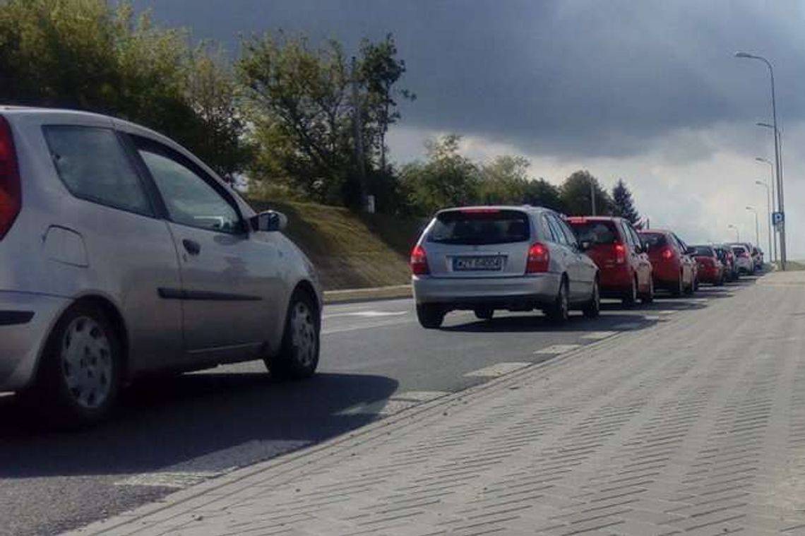 Korki obok centrum IKEA po otwarciu. Opóźnienia autobusów od 30 do 45 minut Korki obok centrum IKEA po otwarciu. Opóźnienia autobusów od 30 do 45 minut